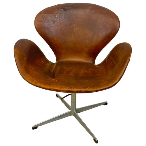 781 - A pair of authentic Arne Jacobsen Danish “Swan” leather swivel chairs. Designed for Fritz Hansen. La... 