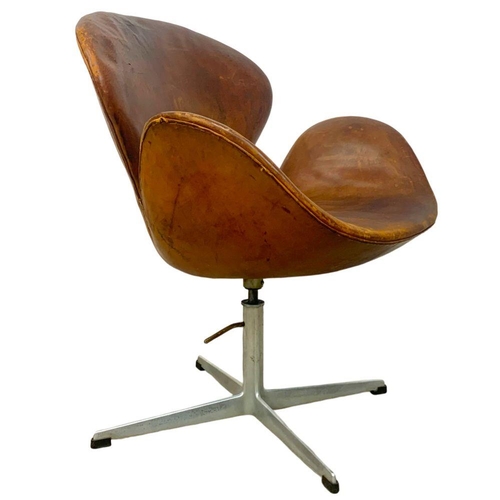 781 - A pair of authentic Arne Jacobsen Danish “Swan” leather swivel chairs. Designed for Fritz Hansen. La... 