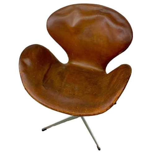 781 - A pair of authentic Arne Jacobsen Danish “Swan” leather swivel chairs. Designed for Fritz Hansen. La... 