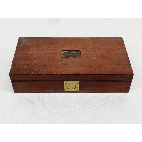 86 - A Victorian rosewood jewellery box with mother or pearl inlay, and a vintage mahogany desk top box. ... 