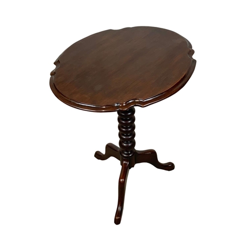 1135 - A Victorian mahogany pedestal side table. 56 x 47 x 69cm