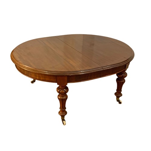 1136 - A large Victorian mahogany dining table. 171 x 140 x 73cm