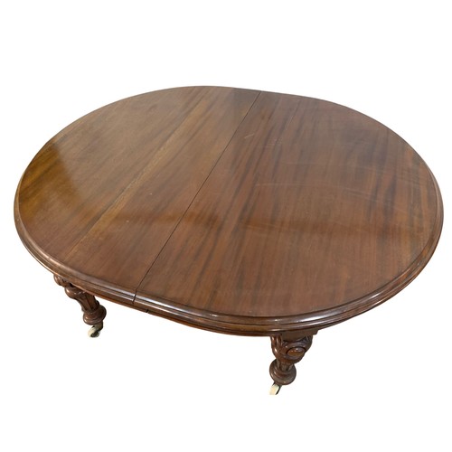 1136 - A large Victorian mahogany dining table. 171 x 140 x 73cm