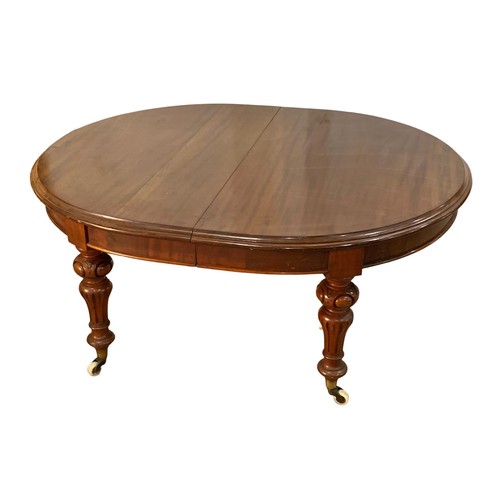 1136 - A large Victorian mahogany dining table. 171 x 140 x 73cm