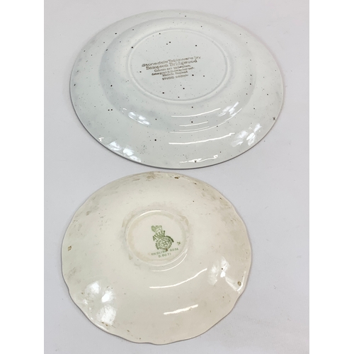 518 - 4 pieces of pottery. A Doulton Burslem Queen Victoria commemorative dish 1890. A King Edward VII 190... 