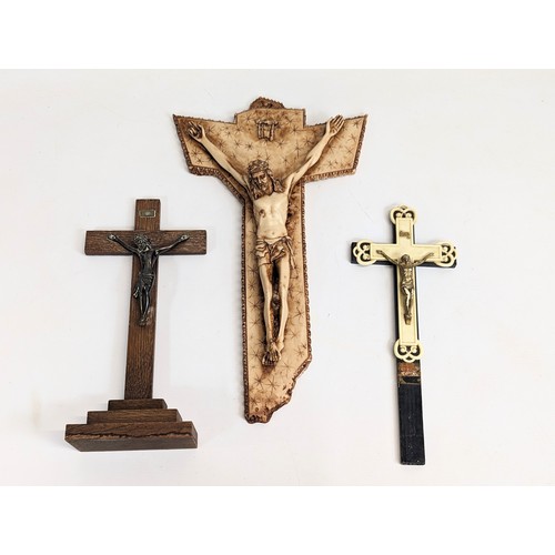 533 - 3 crucifixes. 25x42cm