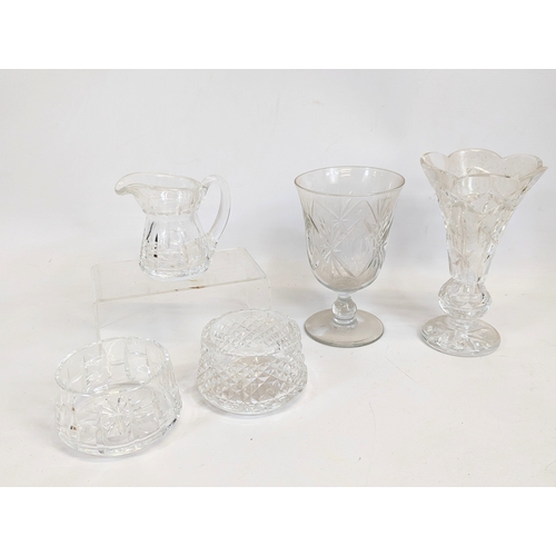 568 - 5 pieces of crystal, including 2 pieces of Waterford crystal.