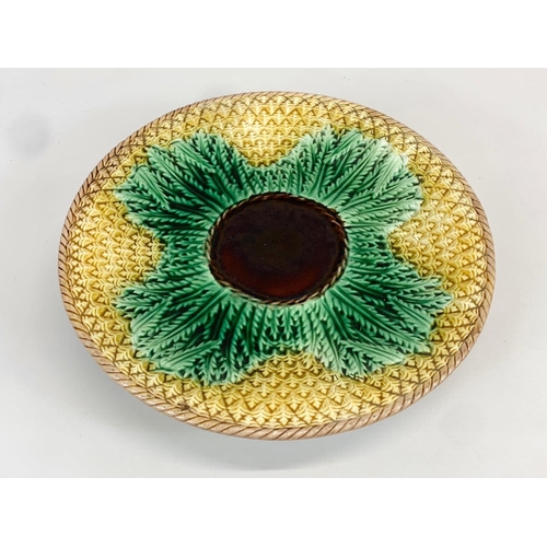 437 - A late 19th century Majolica pottery footed dish. 25.5 x 5cm.