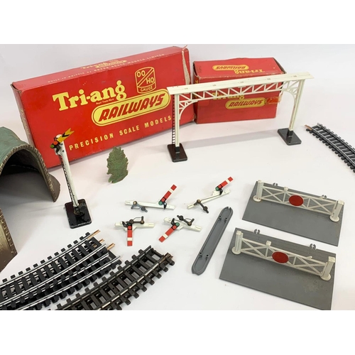 57 - A vintage Triang (Tri-ang) Railways Train set. Precision Scale Models.