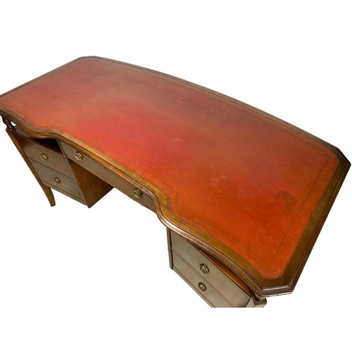 1085 - Mahogany leather top writing desk. 138 x 66 x 76.5cm