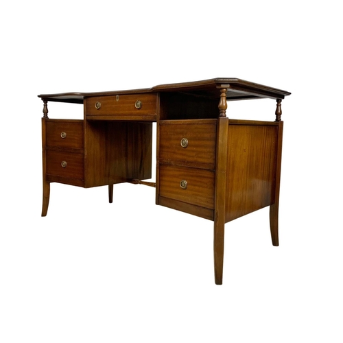 1085 - Mahogany leather top writing desk. 138 x 66 x 76.5cm