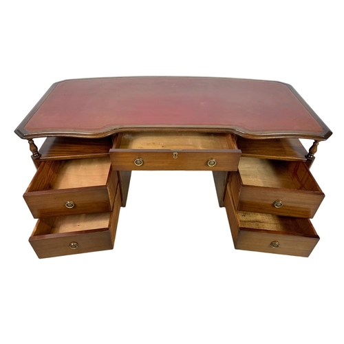 1085 - Mahogany leather top writing desk. 138 x 66 x 76.5cm