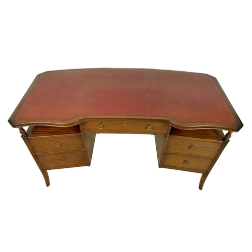 1085 - Mahogany leather top writing desk. 138 x 66 x 76.5cm