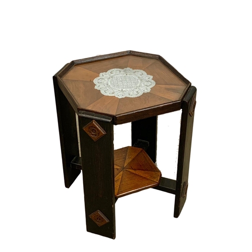 1096 - An early 20th century side table.