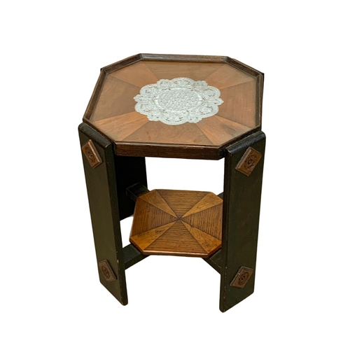 1096 - An early 20th century side table.