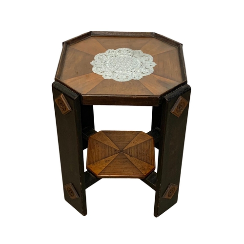 1096 - An early 20th century side table.