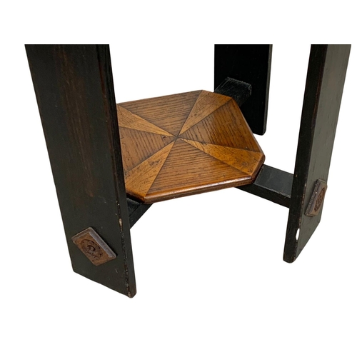 1096 - An early 20th century side table.