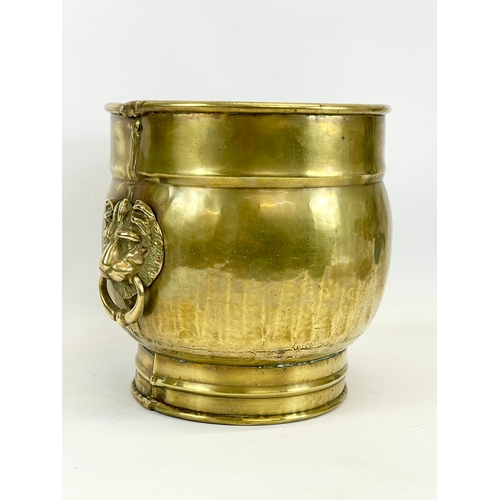 22 - An Edwardian brass planter. 30 x 26.5cm