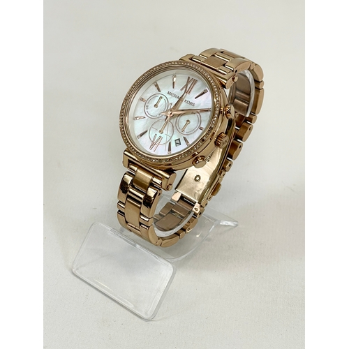 522 - A ladies Michael Kors watch.