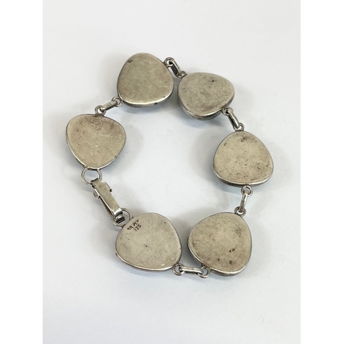 530 - A silver bracelet.