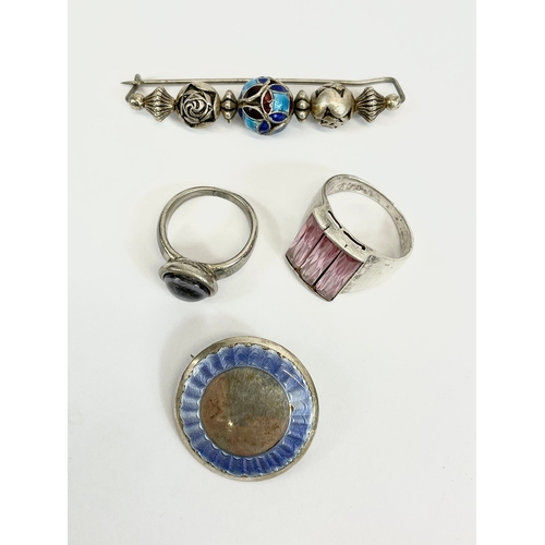 594 - A quantity of silver jewellery. 2 rings and 2 brooches.