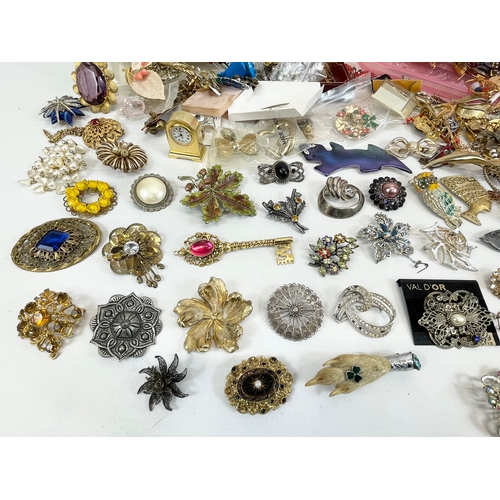 598 - A large quantity of brooches.