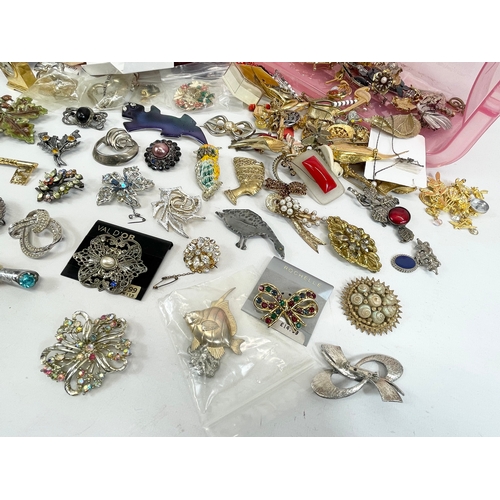 598 - A large quantity of brooches.