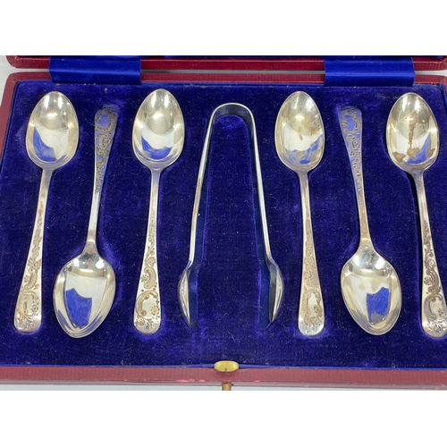 538 - A set of silver spoons and tongs in case. London. 85 grams.