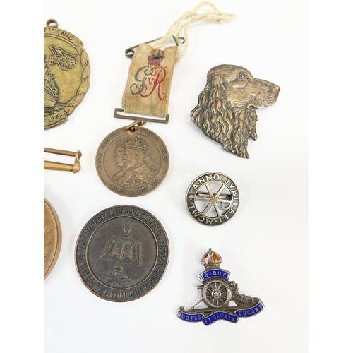 40 - A quantity of mostly early 20th century badges.