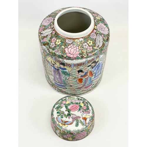 418 - A large early 20th century Japanese pottery jar with lid. Circa 1900-1920. 28 x 32cm