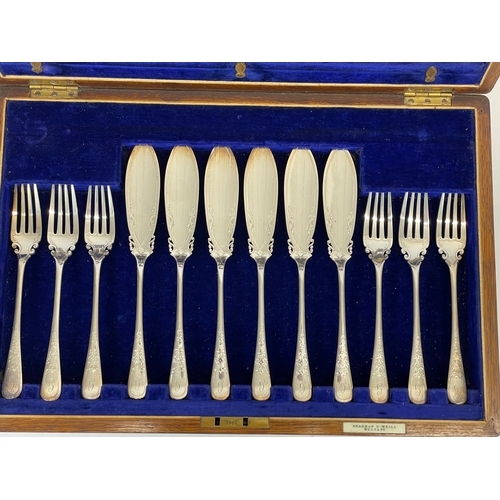 448 - A vintage silver plated cutlery set in oak case. Case measures 40 x 27 x 6.5cm