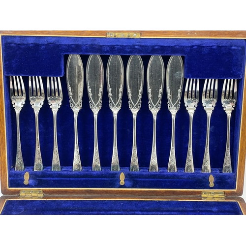 448 - A vintage silver plated cutlery set in oak case. Case measures 40 x 27 x 6.5cm