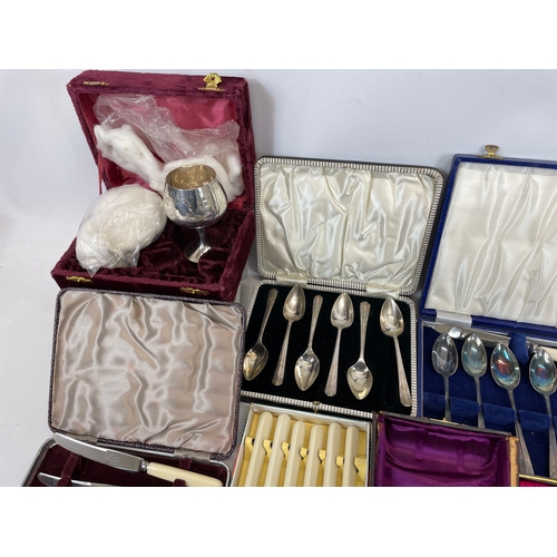 470 - A large quantity of 19th and 20th century silver plated cutlery etc. Some stainless.