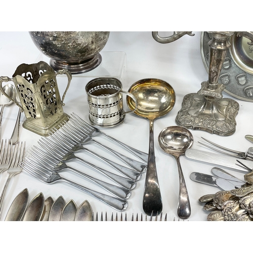 471 - A quantity of good quality silver plated cutlery and other silver plate. Some stainless.