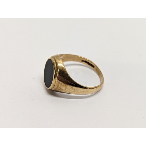 557 - A gents 9ct ring. 4 grams.