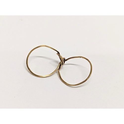 558 - A 9ct gold wire ring.