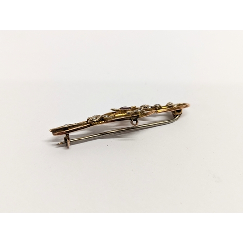 559 - A vintage 9ct gold brooch. 2 grams total.