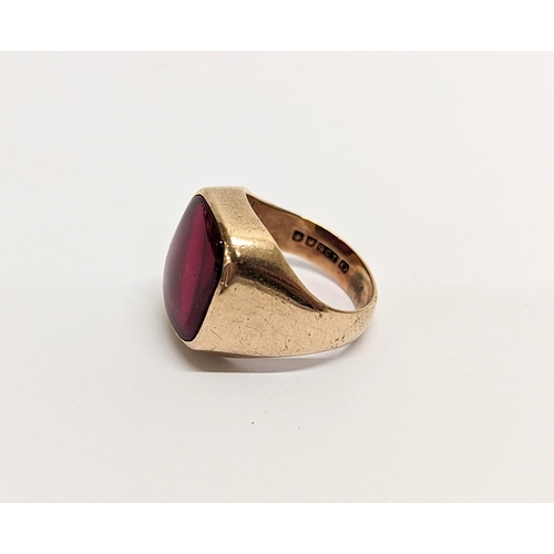 560 - A 9ct gold ring with garnet stone. 9 grams.