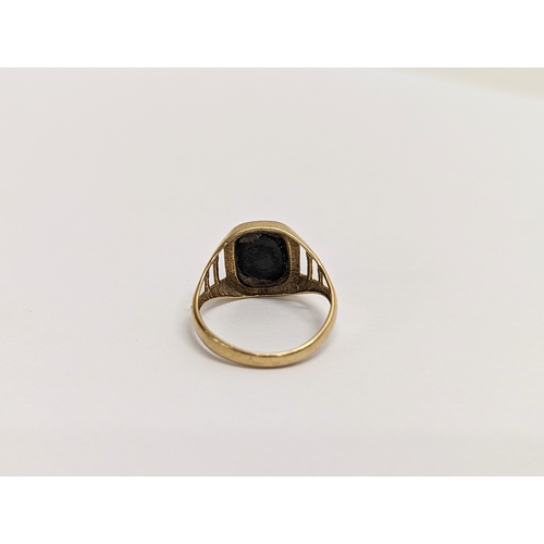 561 - A 9ct gold gents ring. 3 grams.