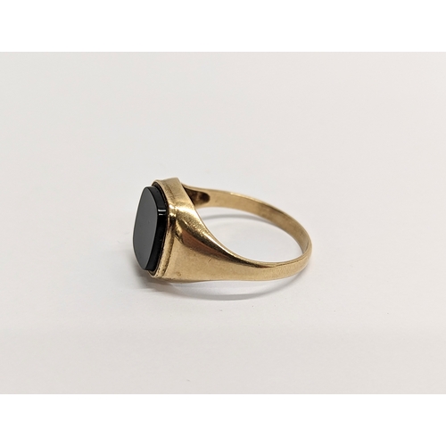 563 - A gents 9ct gold ring. 2 grams.