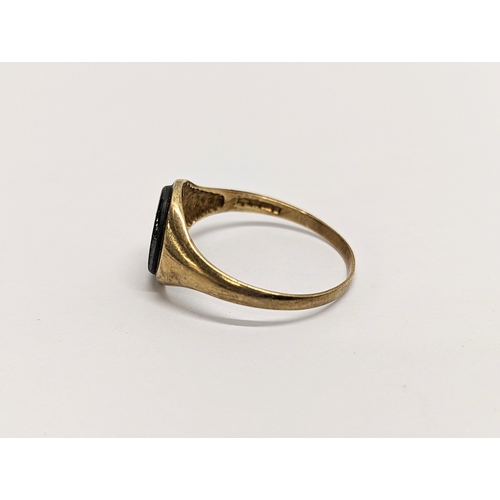 565 - A 9ct gold gents ring. 3 grams