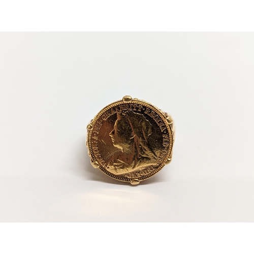 570 - A gold half sovereign ring, Queen Victoria 1900 in 18ct band. Total weight 12 grams.