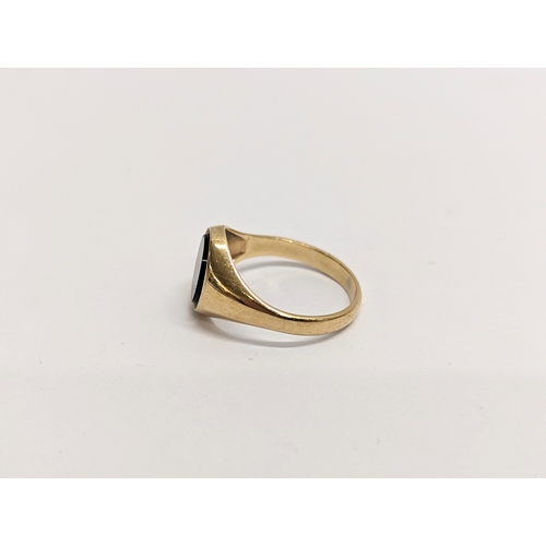 571 - A gents 9ct gold ring. 3 grams