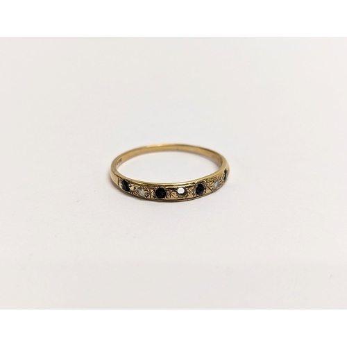 572 - A lady's 9ct gold ring.