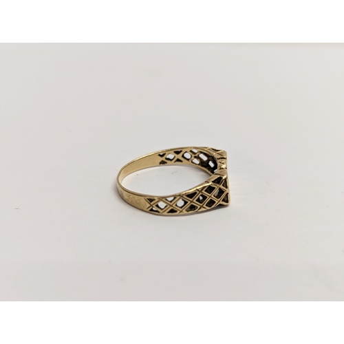 574 - A 9ct gold ring, 