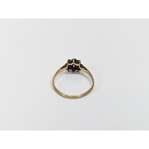 579 - A 9ct gold ring