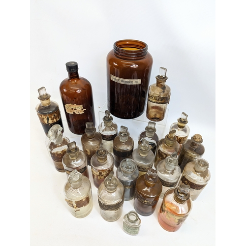 46 - A quantity of early 20th century chemist jars.