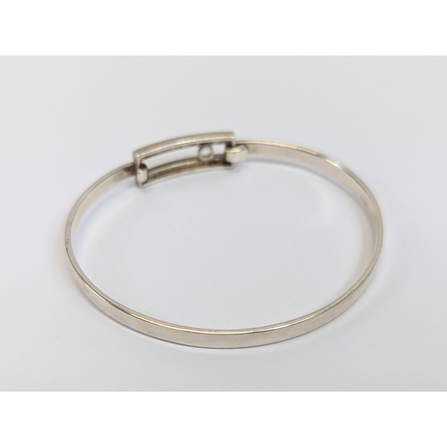 589 - A silver bangle