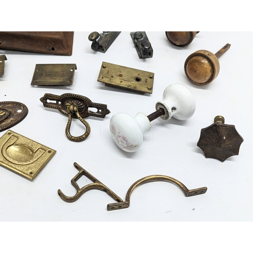 103 - A quantity of Victorian and early 20th century door furniture.