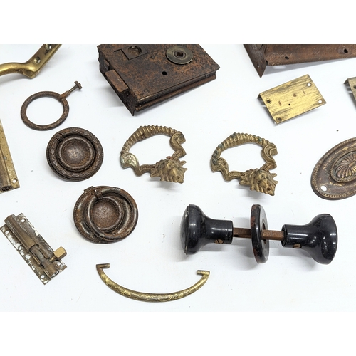 103 - A quantity of Victorian and early 20th century door furniture.